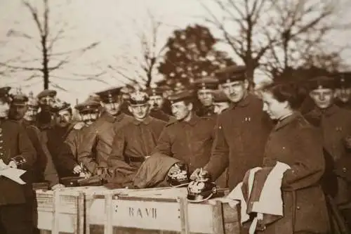 tolles altes Foto - Einkleidung Soldaten ?? neue Helme , Uniformen 