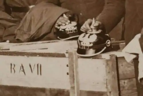 tolles altes Foto - Einkleidung Soldaten ?? neue Helme , Uniformen