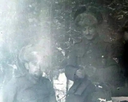 tolles altes Negativ - Soldaten mit Fellmützen und Krad mit Beiwagen 