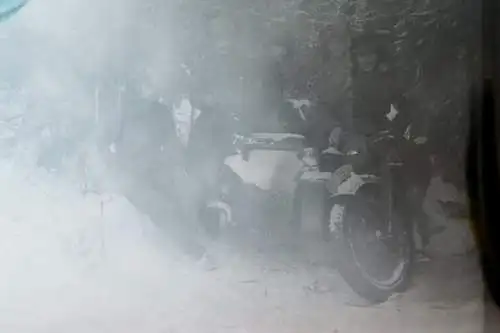 tolles altes Negativ - Soldaten mit Fellmützen und Krad mit Beiwagen 