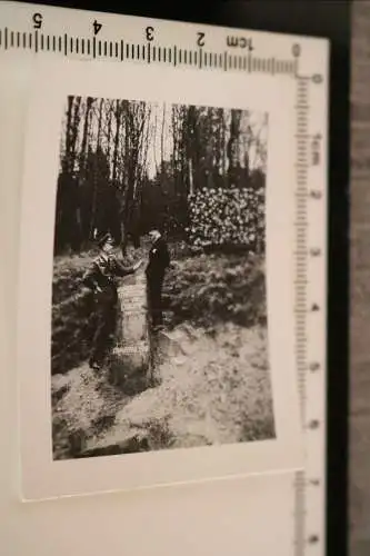 tolles altes Foto - Soldat Luftwaffe und Person am Wegestein Königstuhl