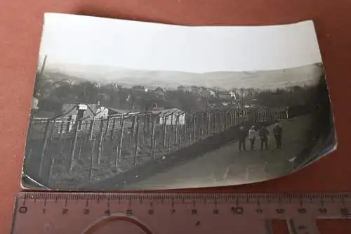 interessantes altes Foto Soldaten hinter Stacheldraht - Lager ?? Kaserne ???