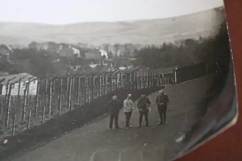 interessantes altes Foto Soldaten hinter Stacheldraht - Lager ?? Kaserne ???