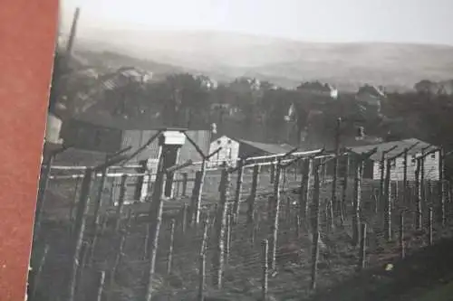 interessantes altes Foto Soldaten hinter Stacheldraht - Lager ?? Kaserne ???