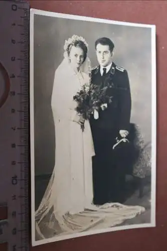 tolles altes Foto - Hochzeitspaar - Feuerwehrmann ?? Güstrow  1951