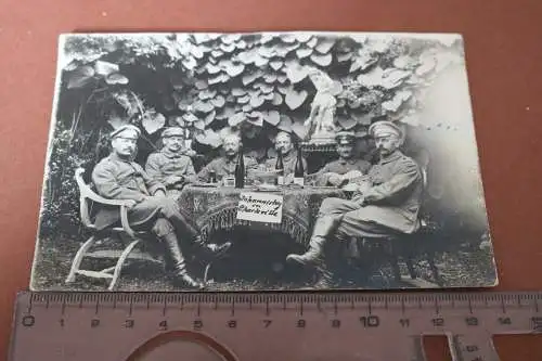 altes Foto - Gruppe Soldaten am Tisch - Johannistag in Charleville  1917