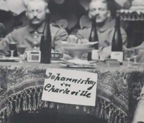 altes Foto - Gruppe Soldaten am Tisch - Johannistag in Charleville  1917