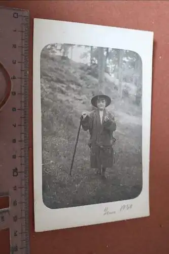 tolles altes Foto - Kind mit Spazierstock und Pfeife in der Hand 1930