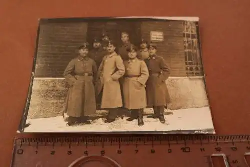 tolles altes Foto - Gruppe Soldaten  - Schild Eintritt verboten