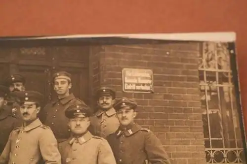 tolles altes Foto - Gruppe Soldaten  - Schild Eintritt verboten 