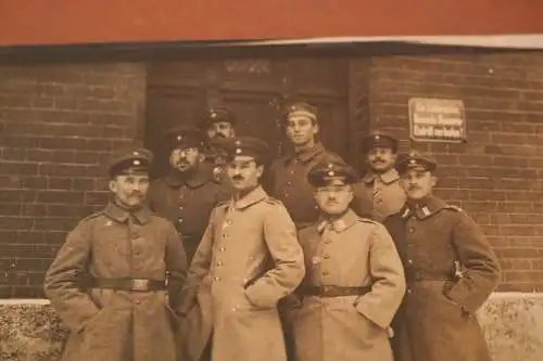 tolles altes Foto - Gruppe Soldaten  - Schild Eintritt verboten 