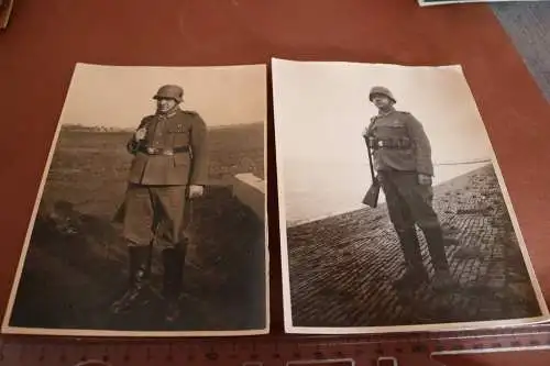 zwei tolle alte größere Fotos eines Soldaten mit Stahlhelm