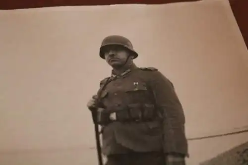 zwei tolle alte größere Fotos eines Soldaten mit Stahlhelm 