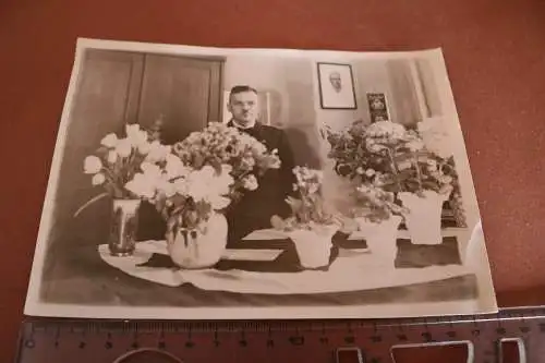 tolles altes Foto - Mann Geburtstag ?? Jubiläum ?? viele Blumen 30-40er Jahre ?