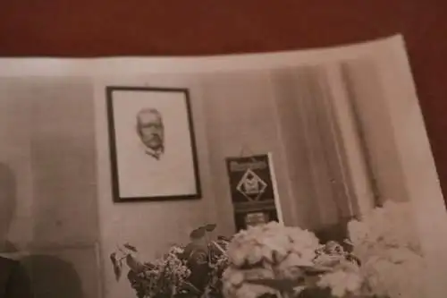 tolles altes Foto - Mann Geburtstag ?? Jubiläum ?? viele Blumen 30-40er Jahre ?