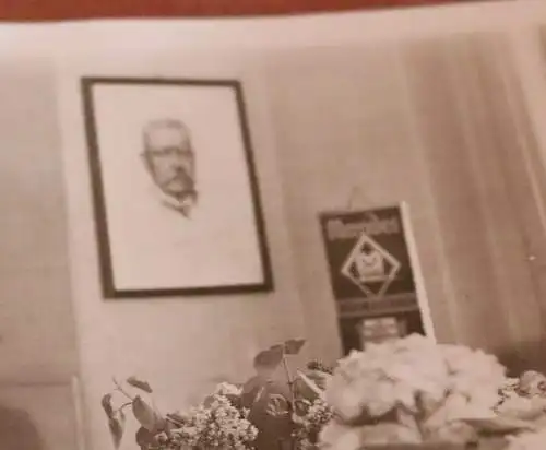 tolles altes Foto - Mann Geburtstag ?? Jubiläum ?? viele Blumen 30-40er Jahre ?