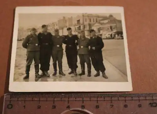 tolles altes Foto - Gruppe Soldaten Panzertruppe und Luftwaffe