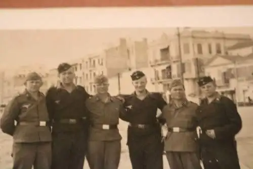 tolles altes Foto - Gruppe Soldaten Panzertruppe und Luftwaffe 