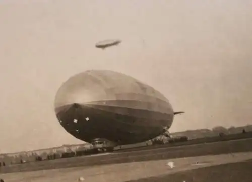 zwei tolle alte Fotos - Zeppeline - Tempelhofer Feld 1931 