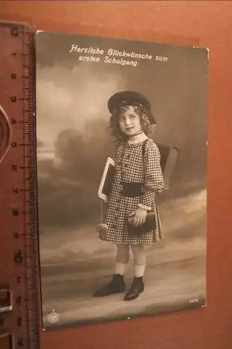 tolle alte Karte - Mädchen kariertes Kleid - erster Schulgang 1914