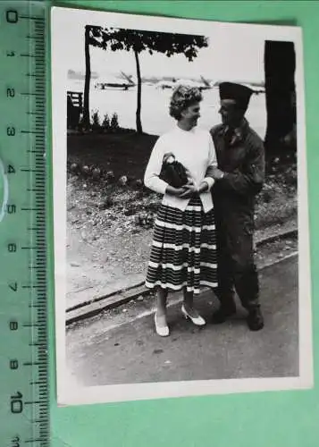 Tolles altes Foto - Soldat Luftwaffe mit Frau Hintergrund Flugzeuge