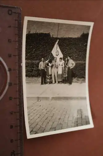 tolles altes Foto - Männer in Uniform - unbekannt und Frauen in Tracht - Land ?