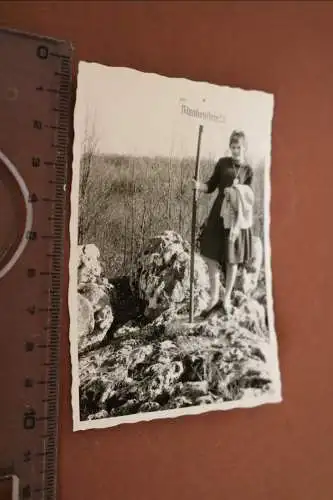 tolles altes Foto - junge Frau mit Wegweiser  Blankenstein - 50-60er Jahre 