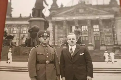 zwei tolle alte Fotos -  Portrait - Soldat mit Freund in Zivil