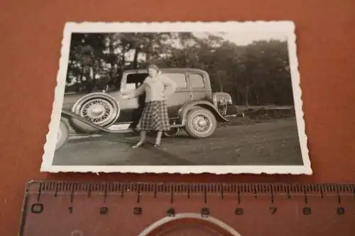 tolles altes Foto - Frau posiert an einem Oldtimer - Marke ? 30er Jahre ?