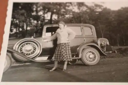 tolles altes Foto - Frau posiert an einem Oldtimer - Marke ? 30er Jahre ?