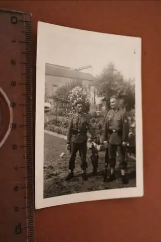 Tolles altes Foto - zwei Soldaten einer mir grossem Fisch u. der Zweite mit Gewe