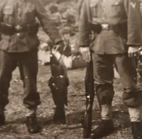 Tolles altes Foto - zwei Soldaten einer mir grossem Fisch u. der Zweite mit Gewe