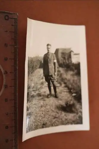 Tolles altes Foto - Soldat mir unbekannte Uniform ?  mit weisser Armbinde