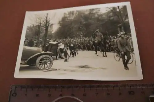 tolles altes Foto - Soldaten marschieren durch Stadt - bejubelt 