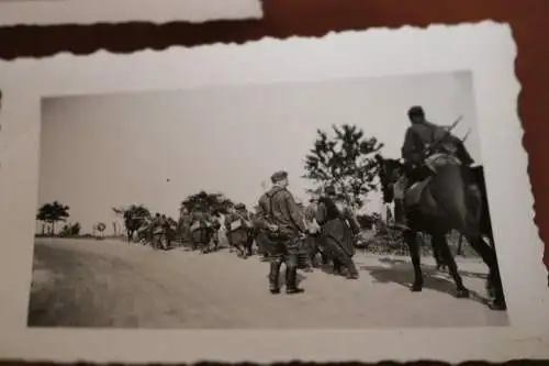 drei tolle alte Fotos - deutsche Soldaten mit französischen Gefangenen