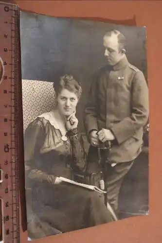 tolles altes Foto - Frau und Soldat mit kleiner Bandspange - 182 Inf. Regt ?