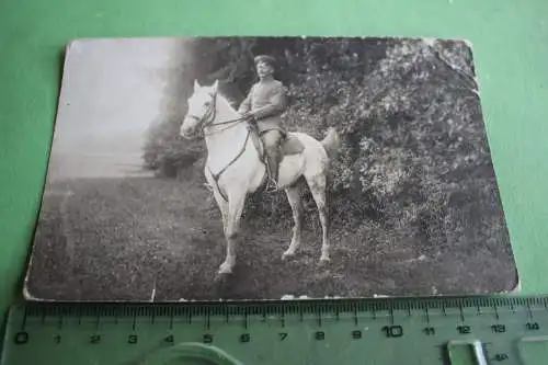 tolles altes Foto  -  Soldat - Offizier  ? auf seinem Pferd Schimmel - 