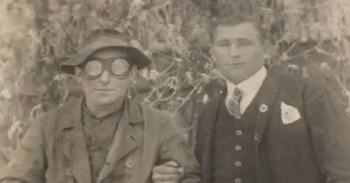 interessantes altes Foto - zwei Männer - einer mit Schutzbrille ? 1924