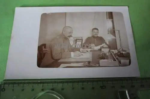tolles altes Foto -  zwei Soldaten in der Schreibstube - Arnsdorf - Sachsen 