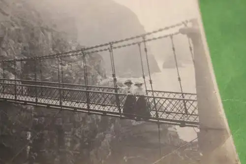 tolles altes Foto - zwei Frauen auf einer Stahlbrücke im Gebirge ? 1900-1920 ?