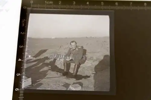 tolles altes Negativ - Soldat Luftwaffe sitzt auf Sandbank - Afrika ??? 