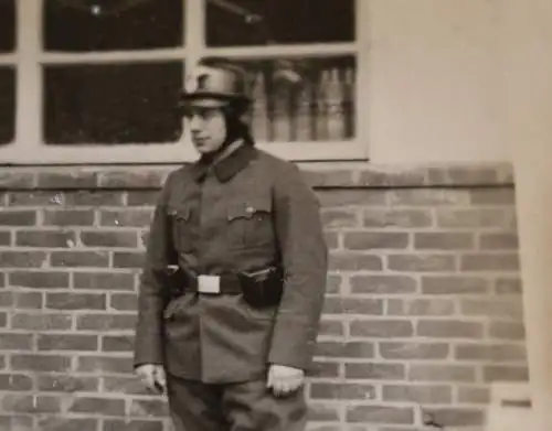 zwei tolle alte Foto - Soldat einmal mit Motorradhelm einmal mit Stahlhelm