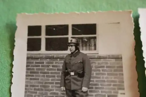 zwei tolle alte Foto - Soldat einmal mit Motorradhelm einmal mit Stahlhelm