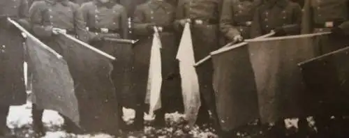 tolles altes Foto - Gruppe Soldaten - einige mit Flaggen ??