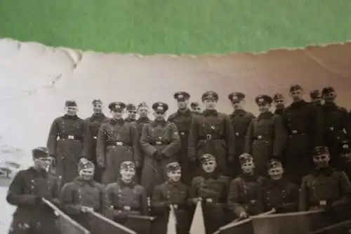 tolles altes Foto - Gruppe Soldaten - einige mit Flaggen ??