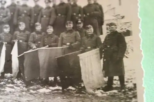 tolles altes Foto - Gruppe Soldaten - einige mit Flaggen ??