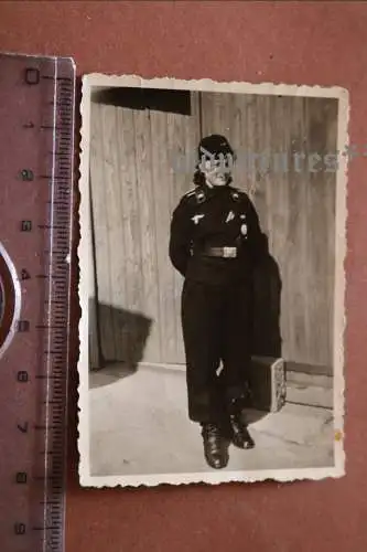 Tolles altes Foto eine Frau  in Uniform der Panzertruppe  mit Abzeichen