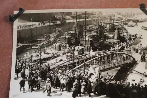 tolles altes Foto - Marine Hafen - viele Schiffe - Hafenuhr  Ort ??? 30er Jahre 