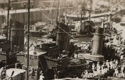 tolles altes Foto - Marine Hafen - viele Schiffe - Hafenuhr  Ort ??? 30er Jahre 