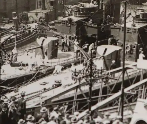 tolles altes Foto - Marine Hafen - viele Schiffe - Hafenuhr  Ort ??? 30er Jahre 